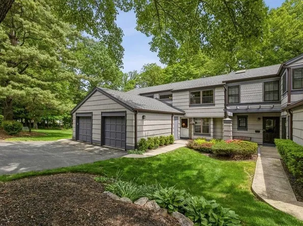 67 Treetop Circle, Nanuet, NY 10954