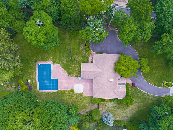 3rd image of 1 Luckenbach Ln