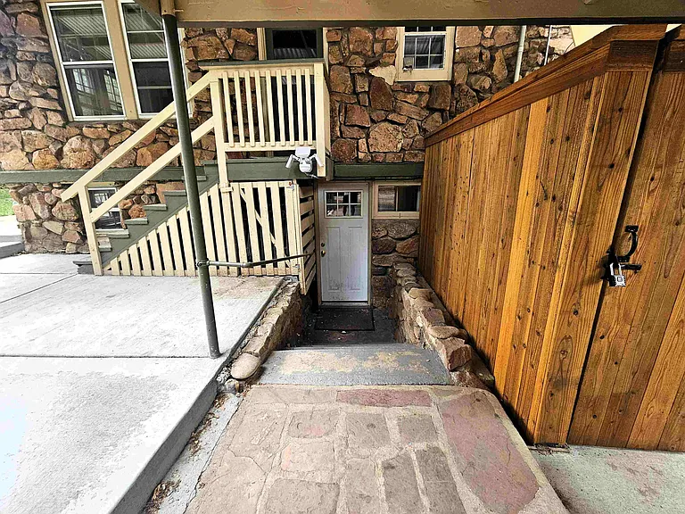 1032 1/2 Lincoln Pl — Photo 1