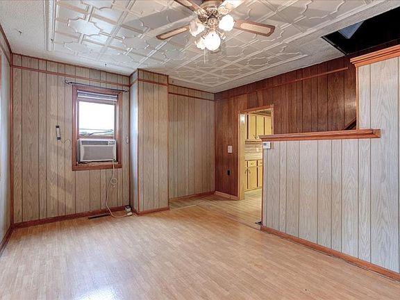 4th image of 826 E 3rd Avenue