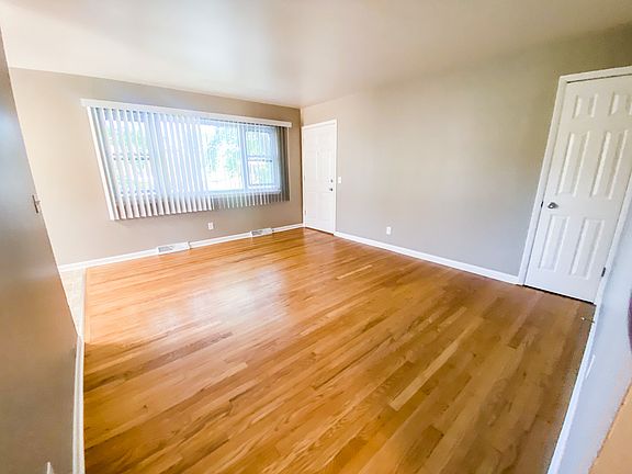 5th image of 921 Magnolia Ln APT 4