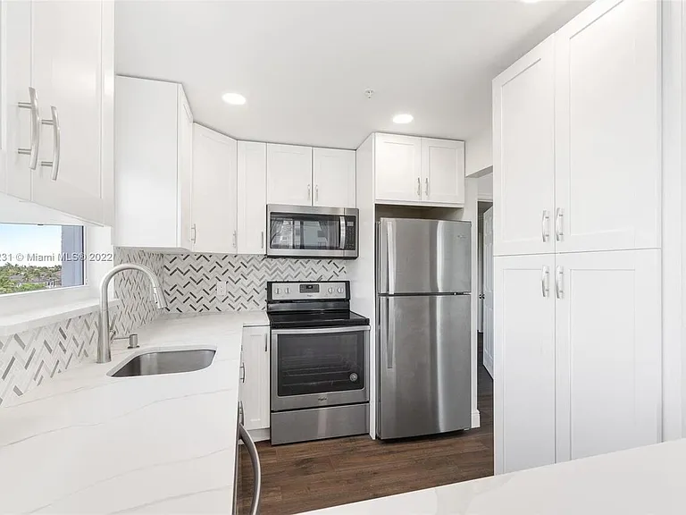1505 N Riverside Dr #404 — Photo 9