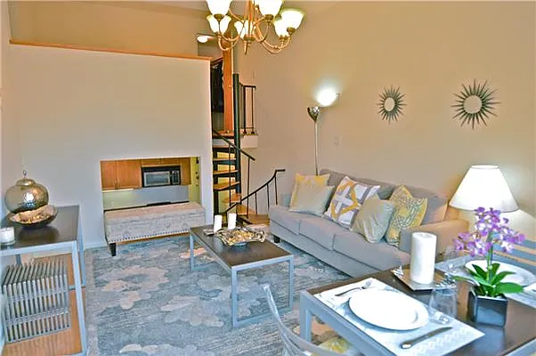 Sold by R New York | media 10