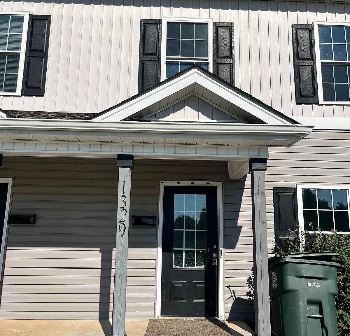 3 bed, 2.5 bath, 1203 sqft, $1,450 — Photo 1