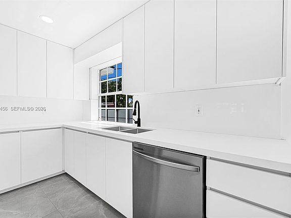 3rd image of 4040 SW 108th Ave