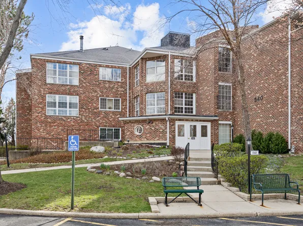 540 Biesterfield Rd APT 305, Elk Grove Village, IL 60007