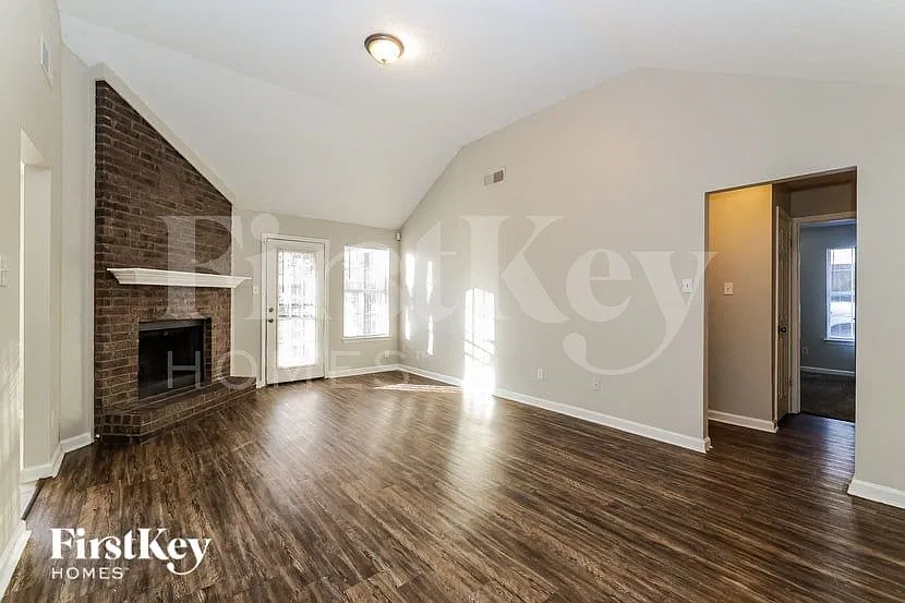 3 bed, 2.0 bath, 1437 sqft, $2,005 — Photo 2