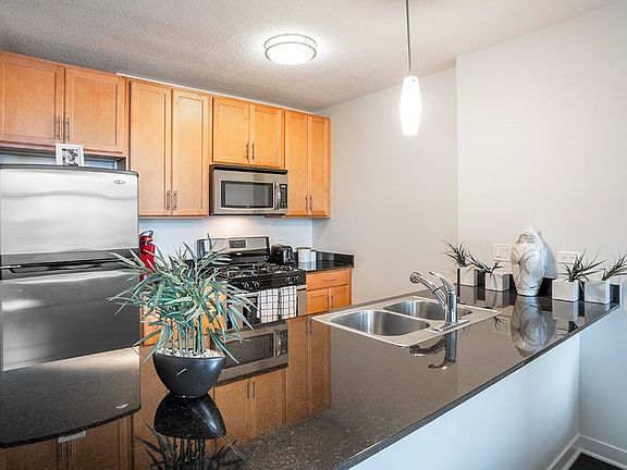 3rd image of 620 W Kinzie St #3010
