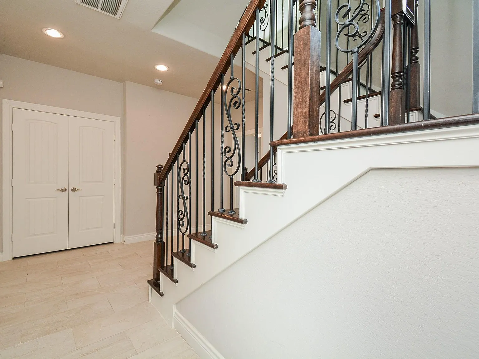 3 bed, 3.5 bath, 2290 sqft, $3,300 — Photo 4