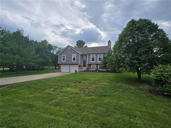 19610 Rosewood Dr, Stilwell, KS 66085
