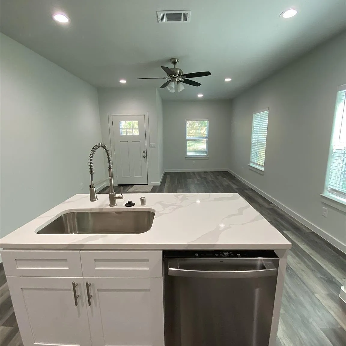 3 bed, 2.5 bath, 1422 sqft, $1,425 — Photo 2