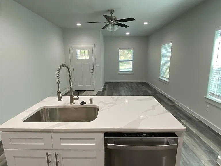 505 W Walker St #101 — Photo 2