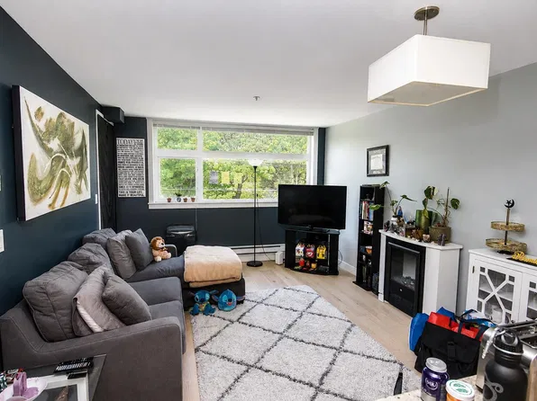5488 Cecil St #205, Vancouver, BC V5R 4E5