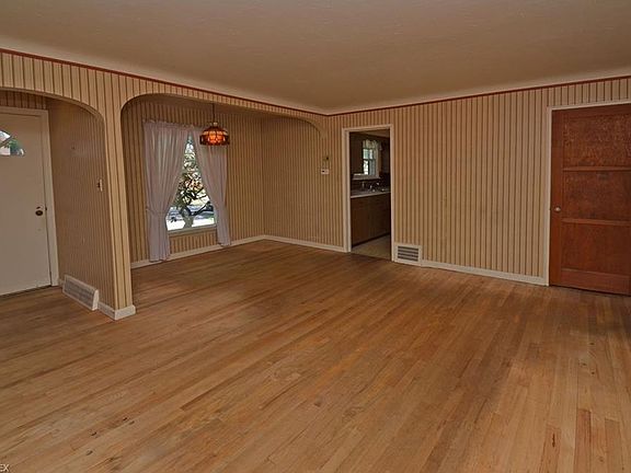 3rd image of 8709 Morton Ave