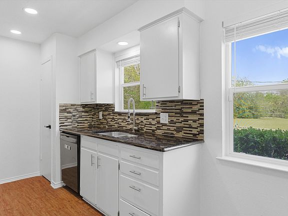 4th image of 201 Bluebird Cir