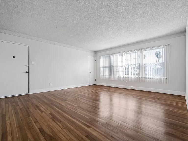 4063 Sutro Ave — Photo 10