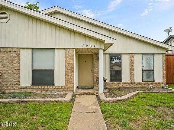 3rd image of 2231R Crockett Dr