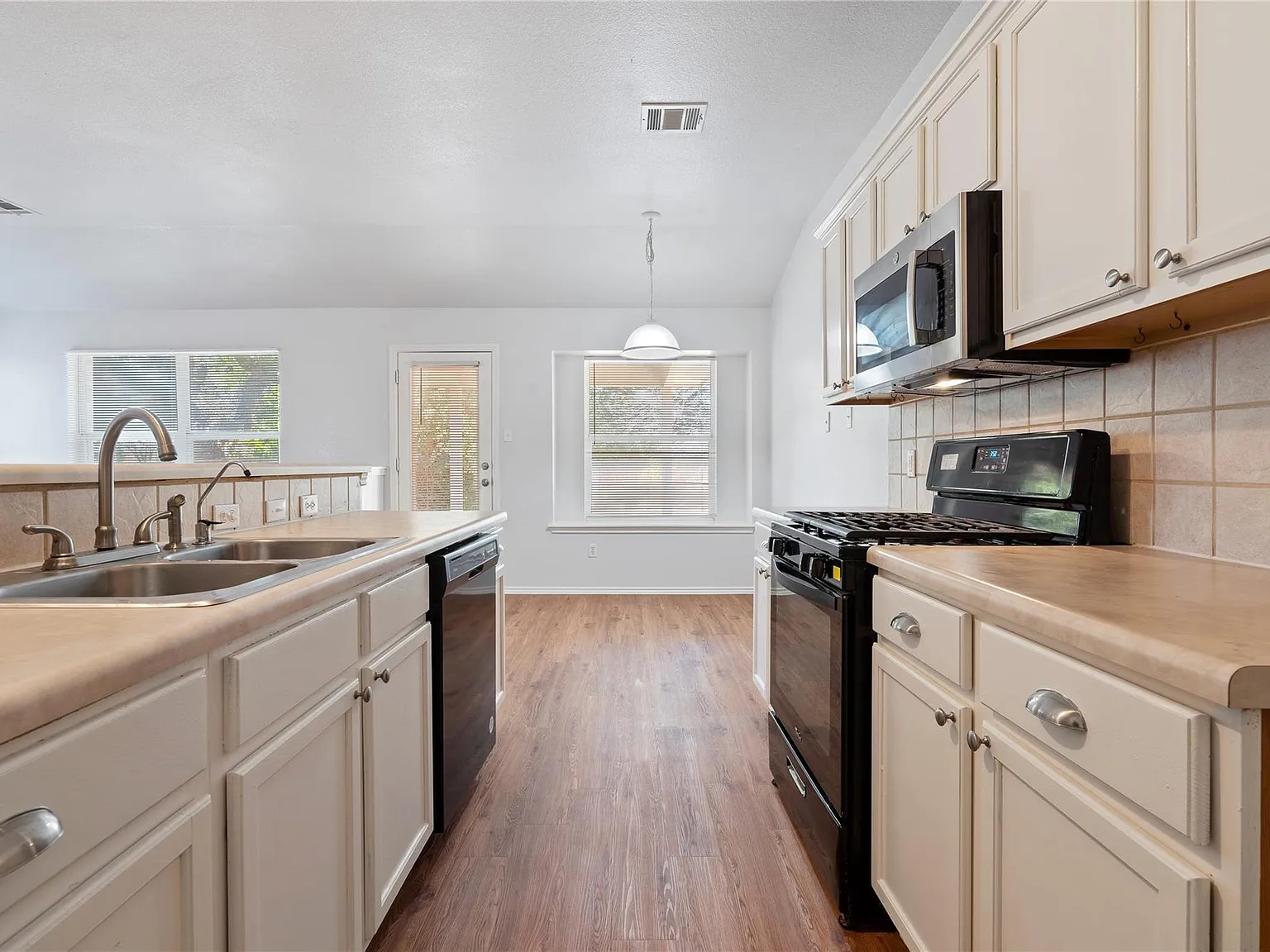 4 bed, 2.0 bath, 1956 sqft, $2,095 — Photo 4