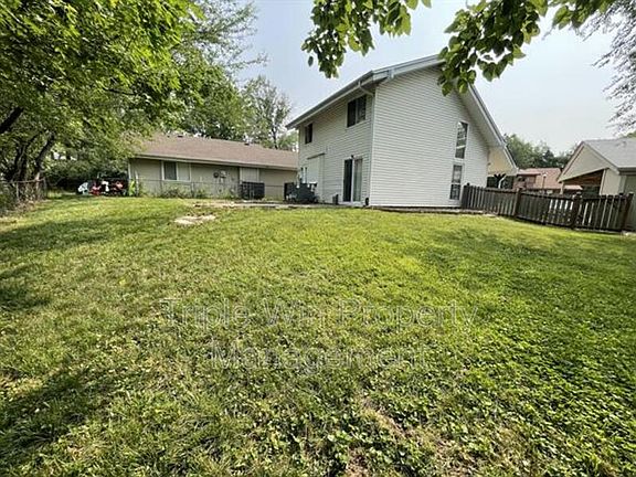 5th image of 411 Far Hill Dr