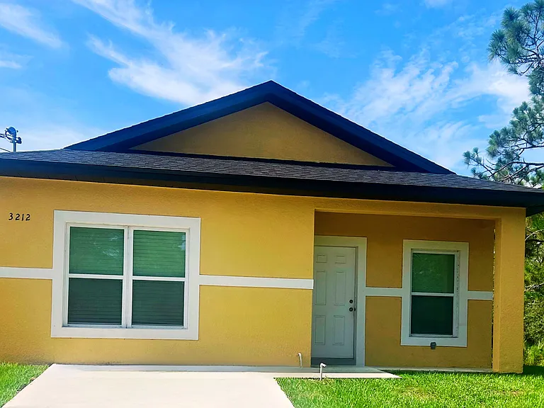 3212 Oleander Dr — Photo 1