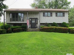 10 Vivian Ln, Lake Grove, NY 11755