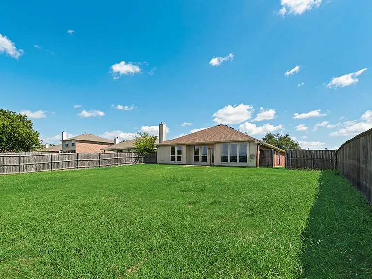 2200 Fieldcrest Dr — Photo 18