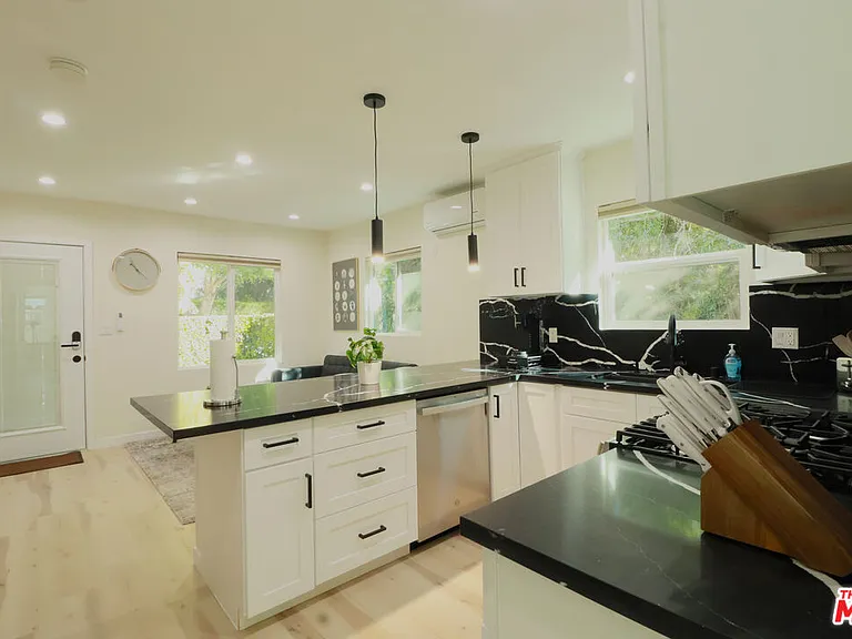 345 Huntley Dr — Photo 6