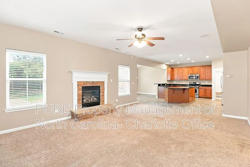 4 bed, 2.5 bath, 2437 sqft, $2,549 — Photo 4