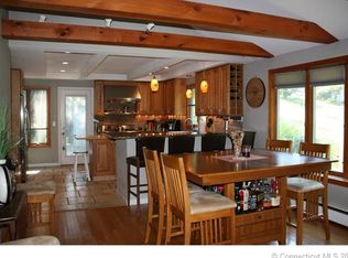 16 Robin Ln, Northford, CT 06472