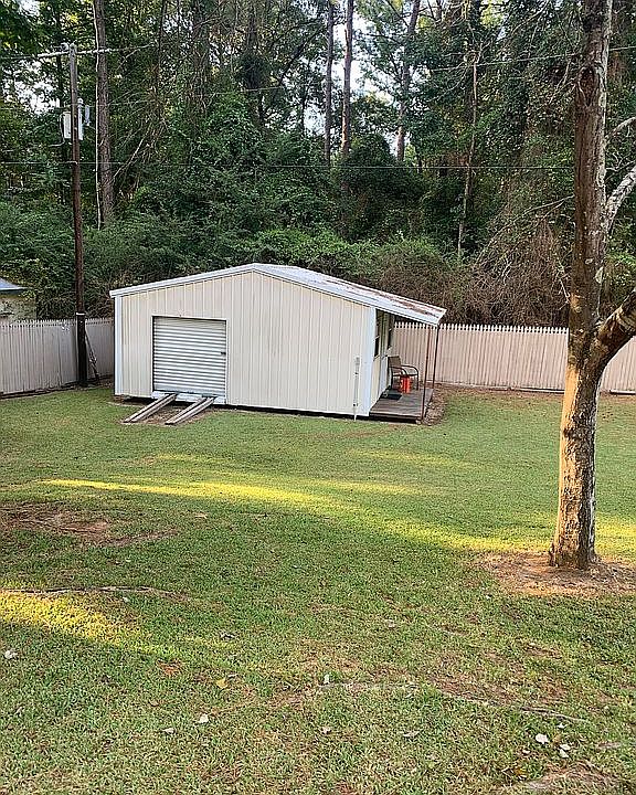 1st image of 208 Shady Crest Ln