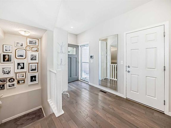 5th image of 35 Walden Walk SE