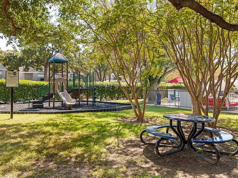 Valley Oaks Apartments — Photo 17