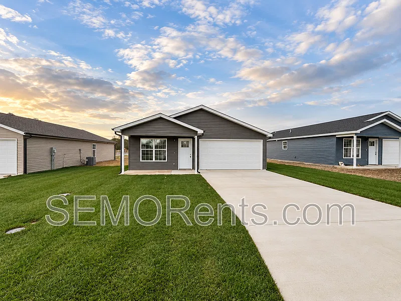 3 bed, 2.0 bath, 1433 sqft, $1,900 — Photo 2