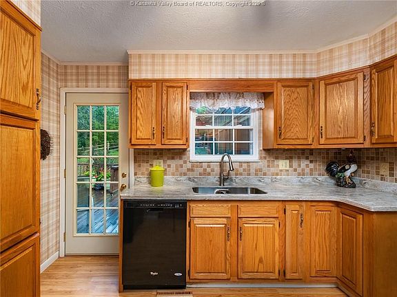 4th image of 413 Lincoln Cir