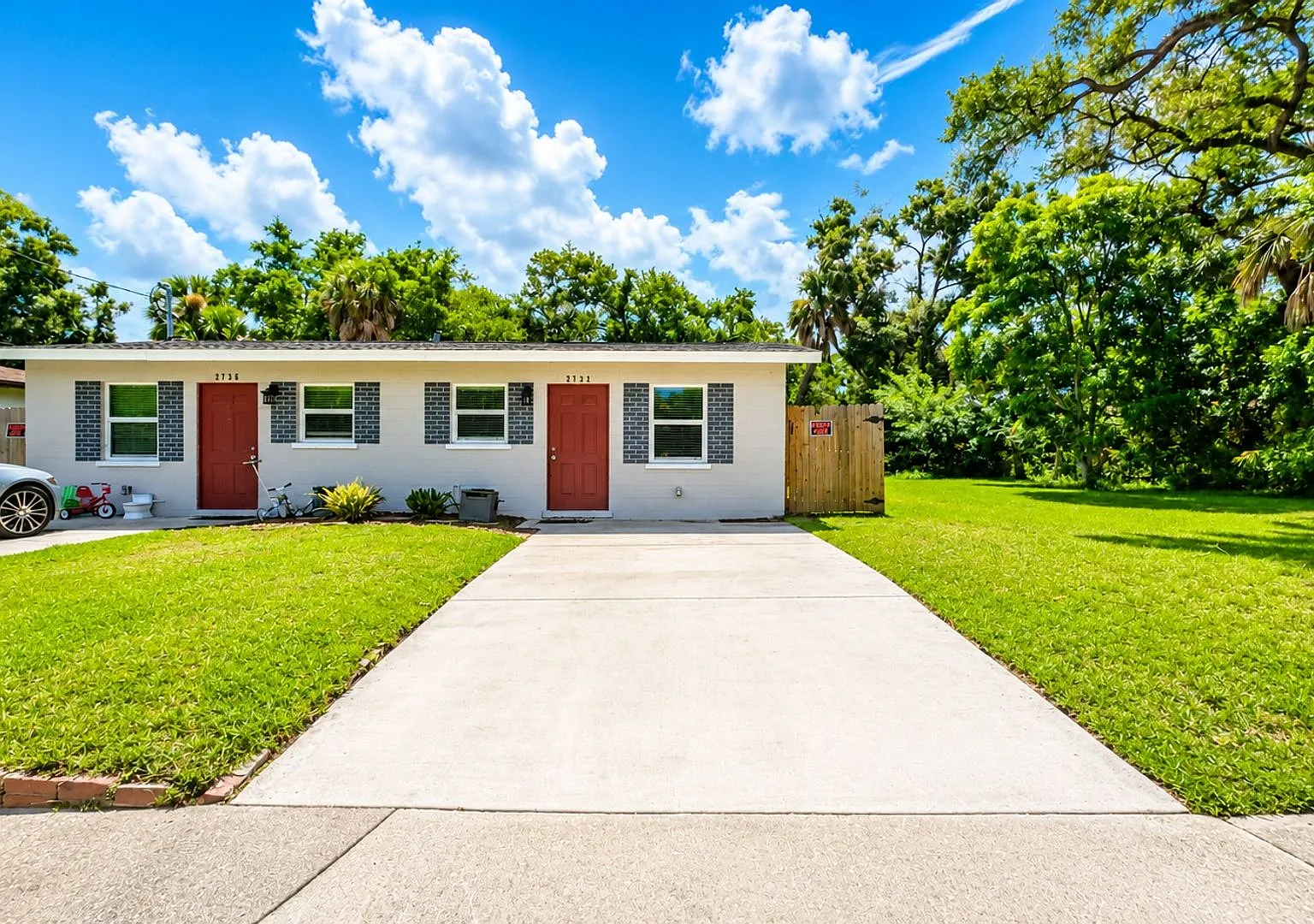 Annual UNfurnished Beautifully totally renovated duplex in Sarasota — Photo 2
