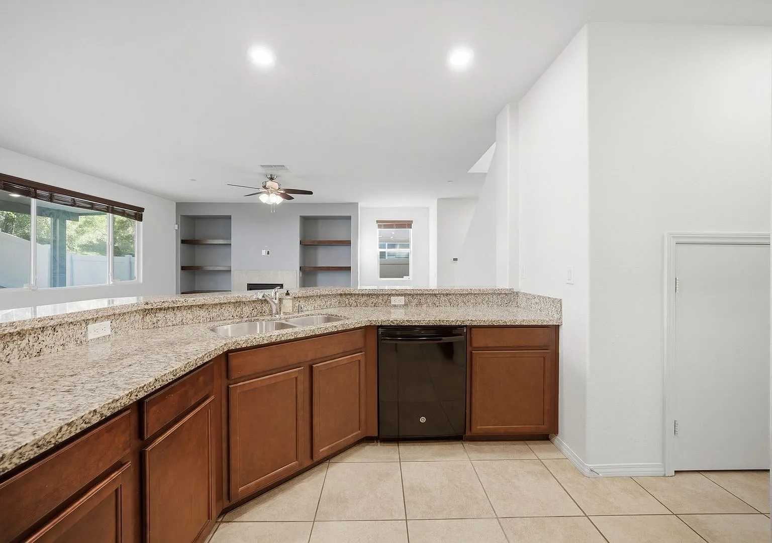 Beautiful 3-Bedroom Home in Rosena Ranch — Photo 4
