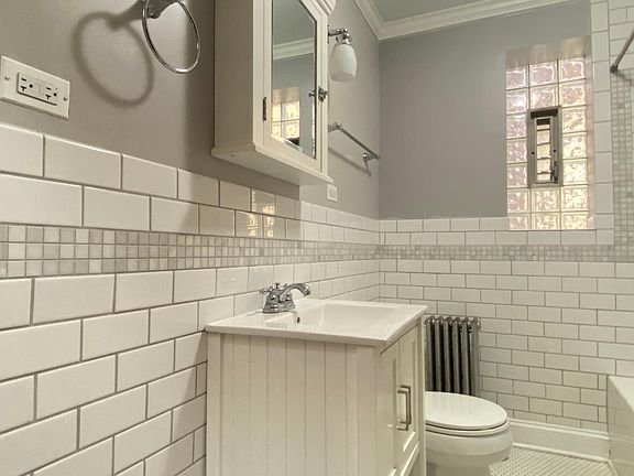 2nd image of 4442 N Sacramento Ave #1