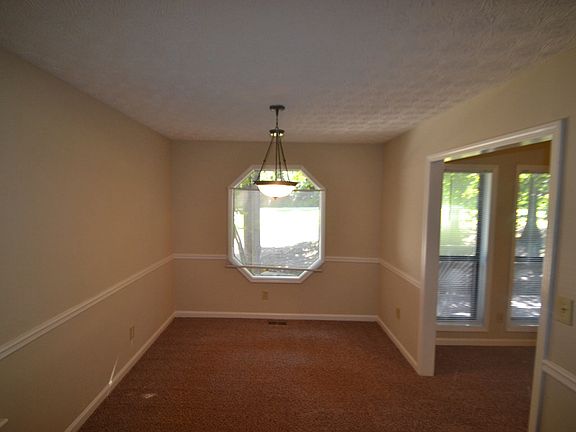 4th image of 807 Victoria Pl