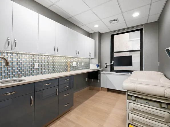 121 East 60th Street image 7 of 11