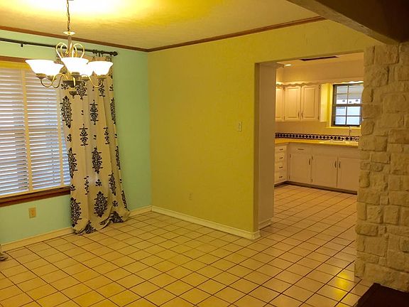 4th image of 2410 Evergreen St