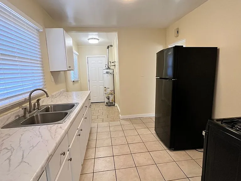 Large Downstairs One Bedroom One Bath! — Photo 11