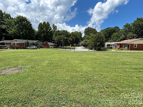 4th image of 4914 Charleston Dr