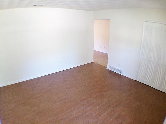 2nd image of 206 Island Dr