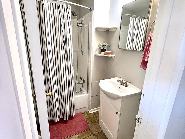 58 W Washington Ave #4 — Photo 8