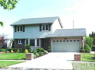 21660 N Chipmunk Trl, Woodhaven, MI 48183