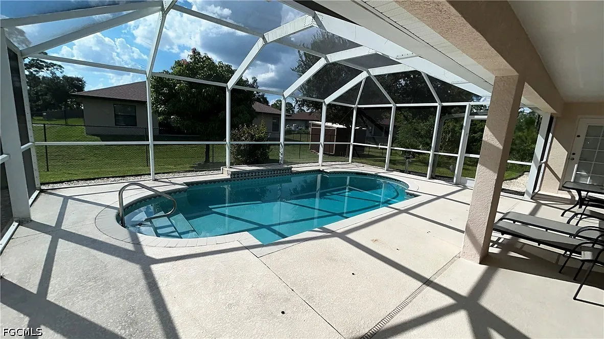3 bed, 2.0 bath, 2007 sqft, $2,400 — Photo 2