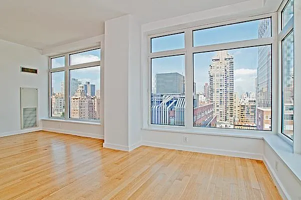 Rented by Siderow Residential Group | media 3