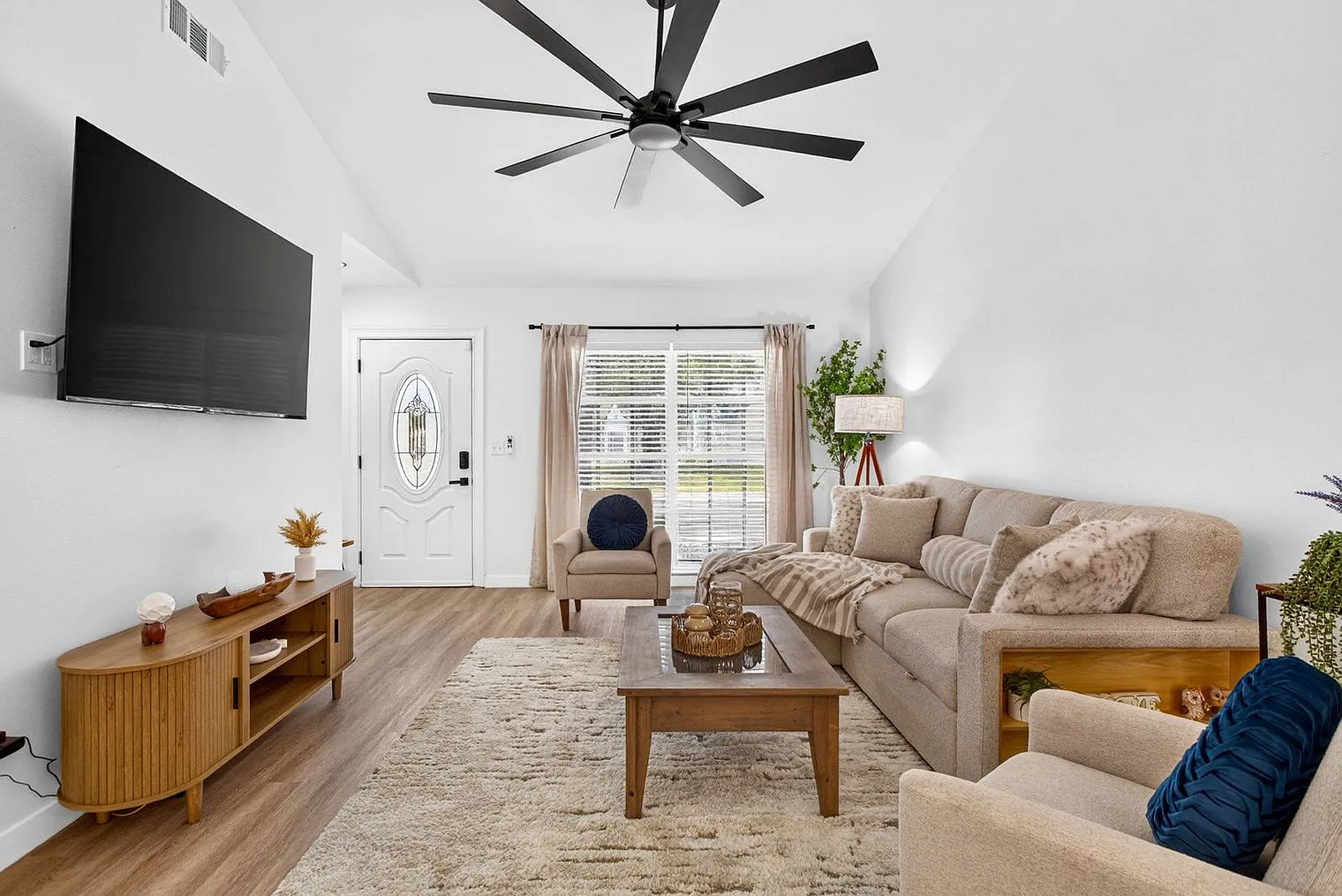 3 bed, 2.0 bath, 1194 sqft, $4,504 — Photo 1