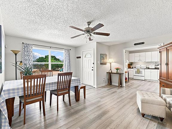 3rd image of 304 Primrose Ln
