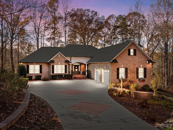 7729 Golf Course Dr N, Denver, NC 28037